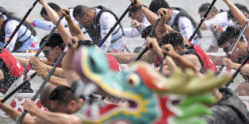 XIAMEN, Para pendayung dari kedua sisi Selat Taiwan berlomba dalam festival budaya perahu naga di Xiamen, Provinsi Fujian, China tenggara, pada 3 Juni 2023. Untuk menyambut Festival Perahu Naga yang jatuh pada 22 Juni tahun ini, total 47 tim dari kedua sisi Selat Taiwan berpartisipasi dalam balap perahu naga di kota pesisir Xiamen. (Xinhua/Wei Peiquan)