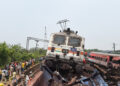 NEW DELHI, Warga berkerumun di lokasi tabrakan kereta di Distrik Balasore, Negara Bagian Odisha, India timur, pada 3 Juni 2023. Lebih dari 200 orang tewas dan 900 orang lainnya terluka dalam sebuah kecelakaan maut pada Jumat (2/6) malam waktu setempat yang melibatkan tiga rangkaian kereta api di Negara Bagian Odisha, India timur, kata sejumlah pejabat pada Sabtu (3/6). Kecelakaan itu terjadi sekitar pukul 19.20 waktu setempat (pukul 20.50 WIB) di dekat Stasiun Bahanaga Bazar di Distrik Balasore, sekitar 171 km di sebelah timur laut Bhubaneswar, ibu kota Negara Bagian Odisha. (Xinhua/Javed Dar)