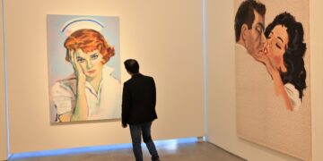 BEIRUT, Seorang pria mengunjungi pameran "Dark Light: Realism in the Age of Post-Truths" yang digelar di museum seni Aishti Foundation di pinggiran Beirut, Lebanon, pada 4 Juni 2023. (Xinhua/Liu Zongya)