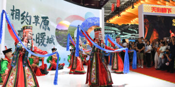 SHENZHEN, Sejumlah penari tampil di Pameran Industri Budaya Internasional China (Shenzhen) ke-19 di Shenzhen, Provinsi Guangdong, China selatan, pada 7 Juni 2023. Pameran Industri Budaya Internasional China (Shenzhen) ke-19 dibuka di Shenzhen pada Rabu (7/6), dan diharapkan dapat menyuntikkan dorongan baru ke dalam pengembangan industri budaya negara itu. Pameran tingkat nasional yang digelar selama lima hari itu, dengan acara yang sebagian besar digelar secara luring, berhasil menarik partisipasi dari 3.500 lebih badan pemerintah, organisasi budaya, dan perusahaan. (Xinhua/Liang Xu)