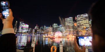 SYDNEY, Orang-orang mengabadikan foto pertunjukan cahaya dalam festival cahaya Vivid Sydney di Sydney, Australia, pada 7 Juni 2023. Sebagai salah satu acara paling ikonik di Sydney, Vivid Sydney yang digelar dari 26 Mei hingga 17 Juni tahun ini merayakan antusiasme Sydney dengan berbagai iluminasi, instalasi, dan acara interaktif. (Xinhua/Hu Jingchen)