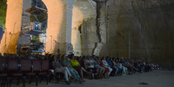 VALLETTA, Orang-orang menonton film dalam acara Cinema City di Valletta, Malta, pada 7 Juni 2023. Acara Cinema City yang berlangsung selama enam hari itu menampilkan pemutaran film di luar ruangan (outdoor) dan resmi dibuka di Valletta pada Rabu (7/6). (Xinhua/Jonathan Borg)